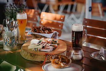 Brotzeit im Motorradhotel am Haidl